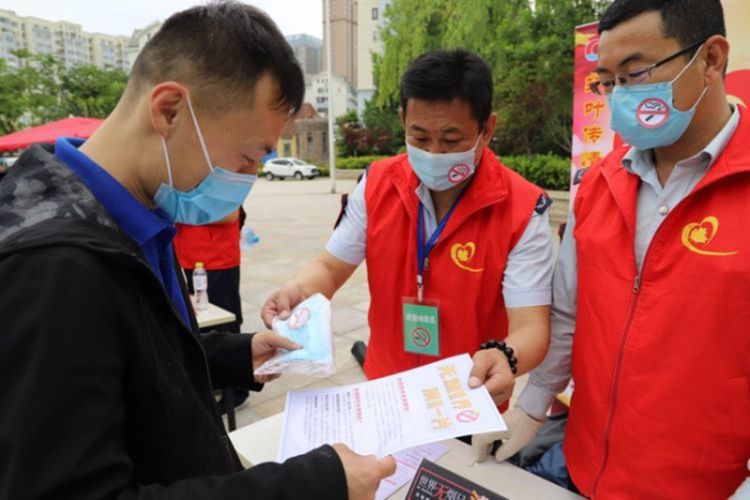 禁烟青岛公交志愿者化身“禁烟代言人” 禁烟口罩送居民