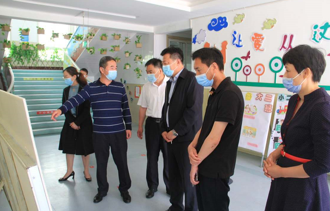 王哥庄各学校通过家校联合，一手抓防疫，一手抓教学，实现线上线下“无缝链接”