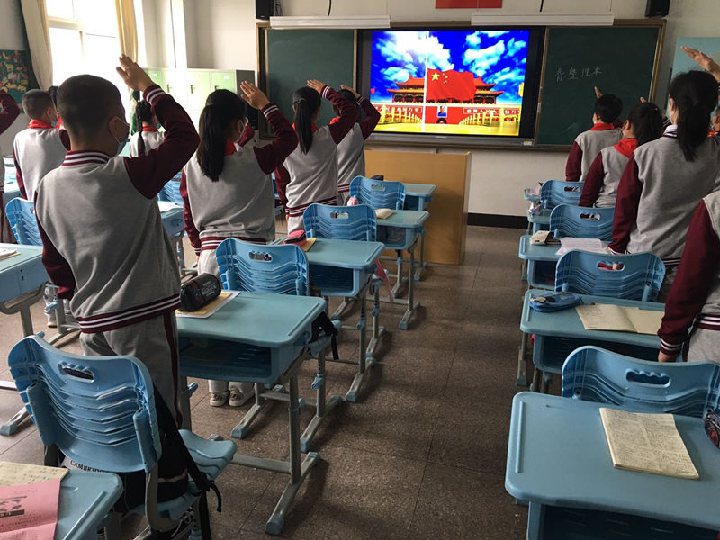 王哥庄各学校通过家校联合，一手抓防疫，一手抓教学，实现线上线下“无缝链接”