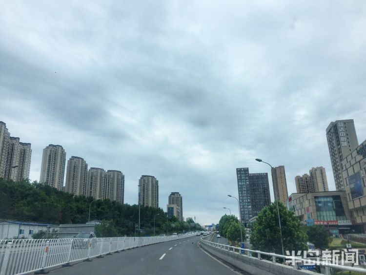 阴云密布青岛6月12日阴云密布加点小雨 最高气温22℃