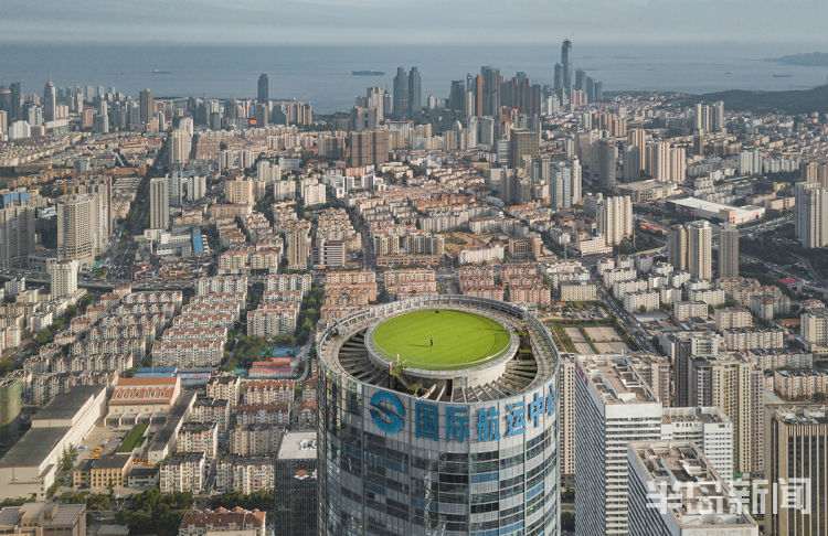 岛城航拍下的城区风光：海拔295米 青岛最高楼顶“天台”