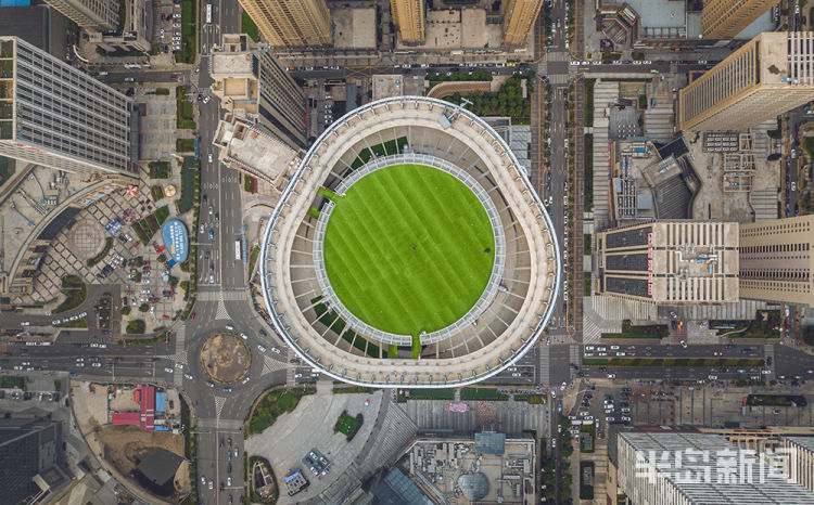 岛城航拍下的城区风光：海拔295米 青岛最高楼顶“天台”