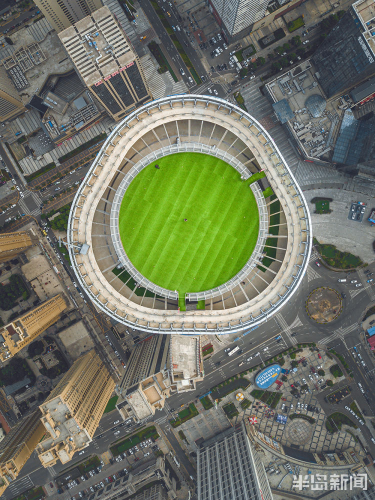 岛城航拍下的城区风光：海拔295米 青岛最高楼顶“天台”