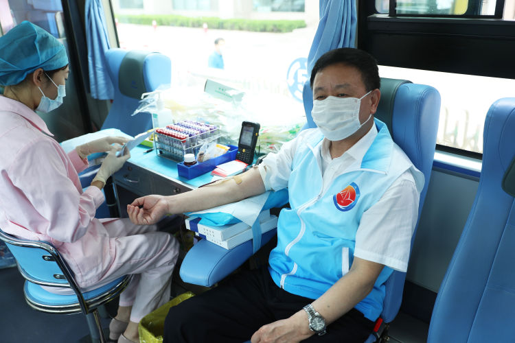 监委青岛市纪委监委机关开展“清廉之岛 友爱之城”无偿献血活动