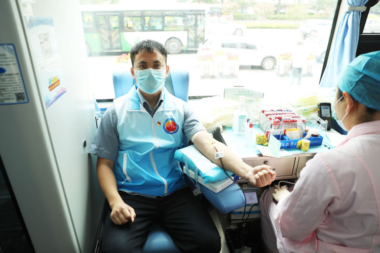 监委青岛市纪委监委机关开展“清廉之岛 友爱之城”无偿献血活动