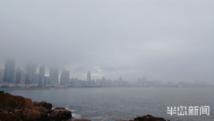 之美青岛暮色之美：雾从海上来 前海一线如梦似幻