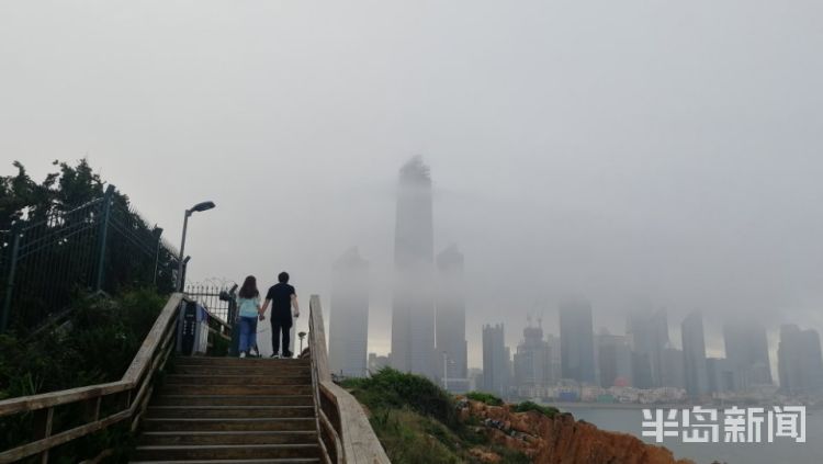 之美青岛暮色之美：雾从海上来 前海一线如梦似幻