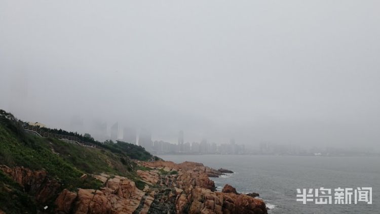 之美青岛暮色之美：雾从海上来 前海一线如梦似幻