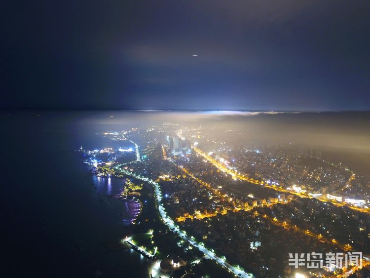 之夜云雾之下的城市之夜：薄雾下的青岛灯火阑珊 安静优美