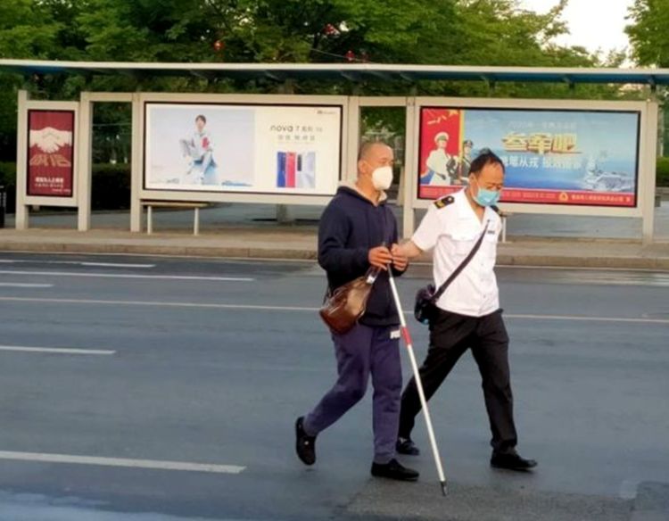 最美在青岛街头 有种“最美搀扶”已持续两年