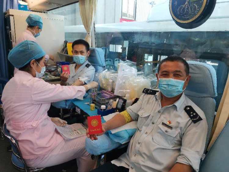 无偿献血第17个“世界献血者日”市南巴士二分公司组织职工开展无偿献血