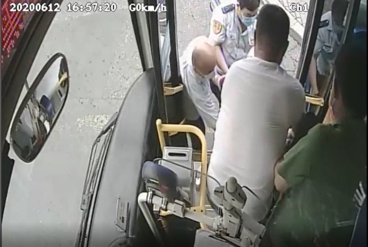 癫痫青岛一男子车上突发癫痫 一车人合力上演教科书式急救