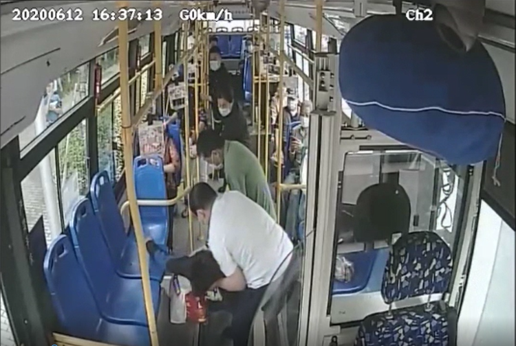 癫痫青岛一男子车上突发癫痫 一车人合力上演教科书式急救