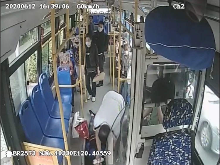 癫痫青岛一男子车上突发癫痫 一车人合力上演教科书式急救