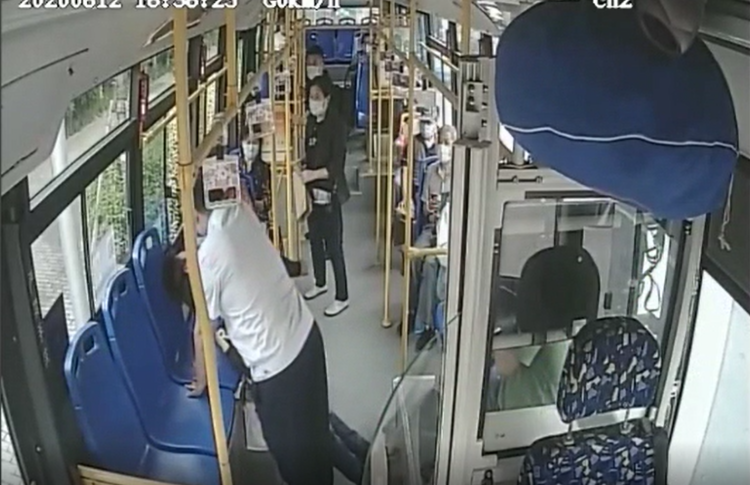 癫痫青岛一男子车上突发癫痫 一车人合力上演教科书式急救