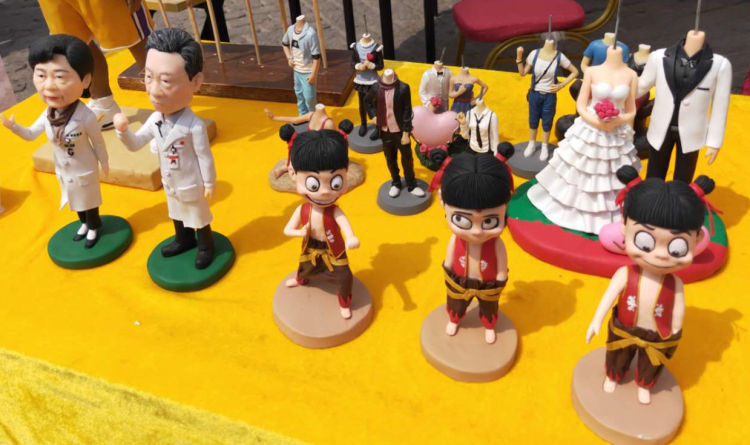 边买边边买边吃边逛边看 天主教堂广场非遗文创市集人气旺