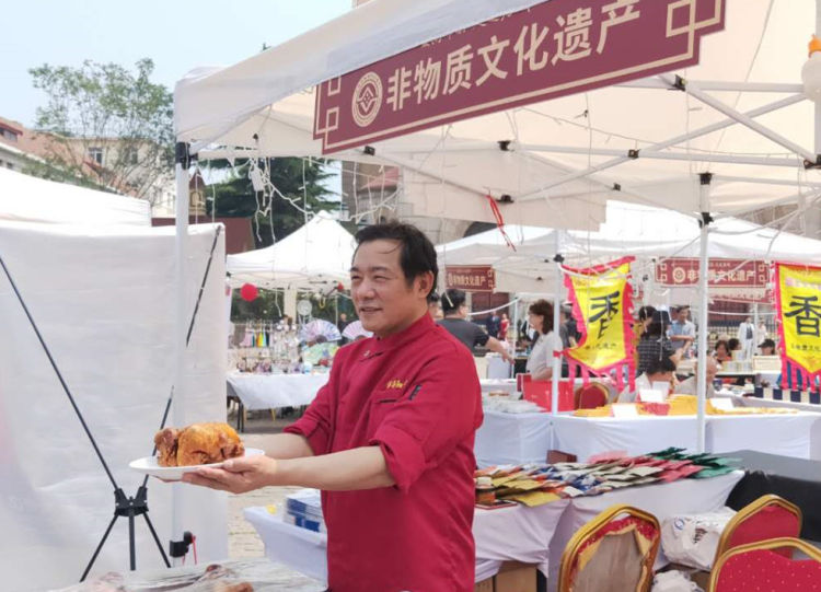 边买边边买边吃边逛边看 天主教堂广场非遗文创市集人气旺