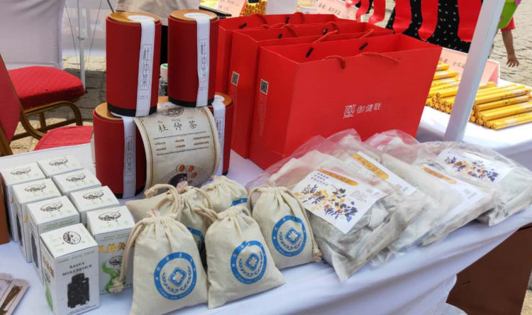 边买边边买边吃边逛边看 天主教堂广场非遗文创市集人气旺