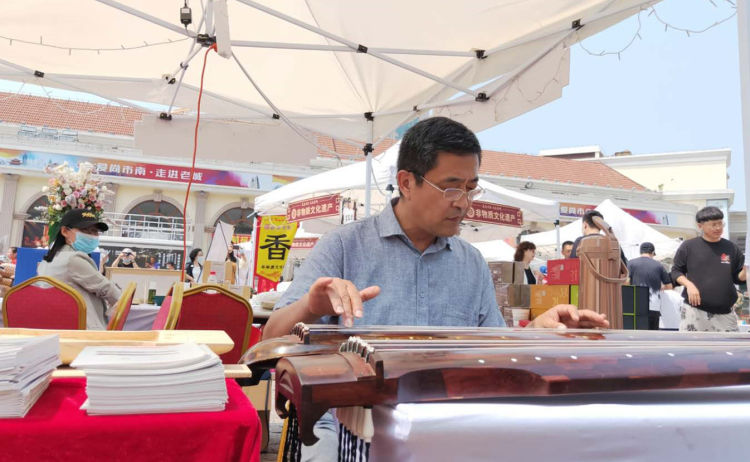 边买边边买边吃边逛边看 天主教堂广场非遗文创市集人气旺