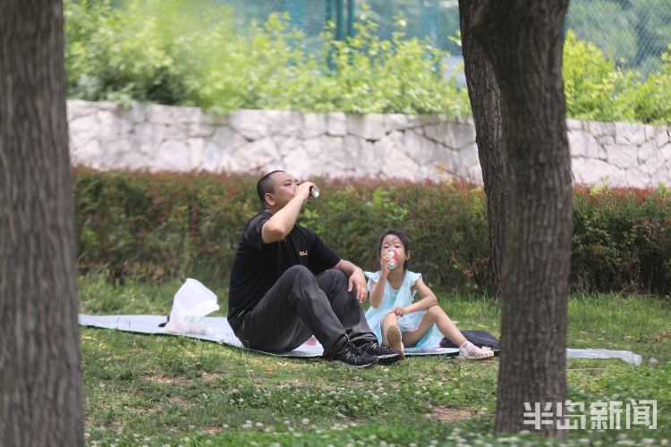 30气温30℃ 青岛市民户外乘凉享夏日惬意