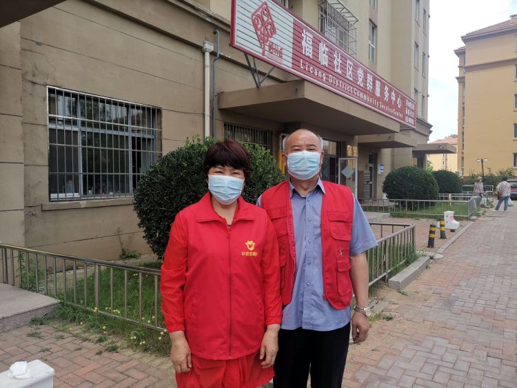 担当浮山路街道夫妻志愿者走在前线 守护家园敢担当