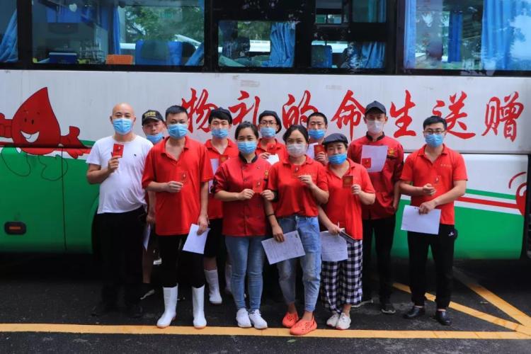 无偿献血青岛卫生学校组织十八岁成人学生暨年度师生无偿献血公益活动