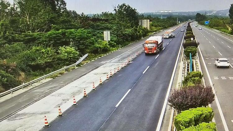 撞进济青南线黄岛段高速上司机打瞌睡 越野车把货车撞进绿化带