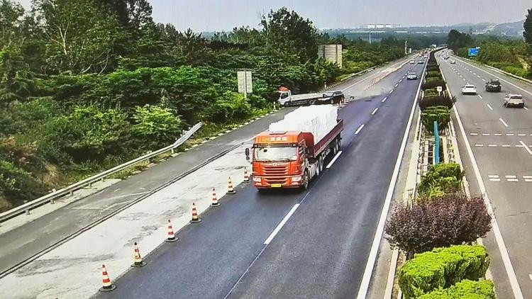 撞进济青南线黄岛段高速上司机打瞌睡 越野车把货车撞进绿化带