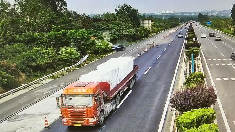 撞进济青南线黄岛段高速上司机打瞌睡 越野车把货车撞进绿化带