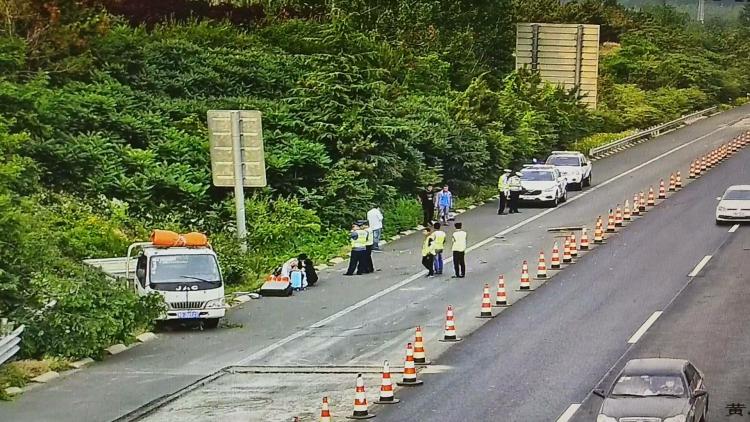 撞进济青南线黄岛段高速上司机打瞌睡 越野车把货车撞进绿化带