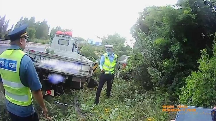 撞进济青南线黄岛段高速上司机打瞌睡 越野车把货车撞进绿化带