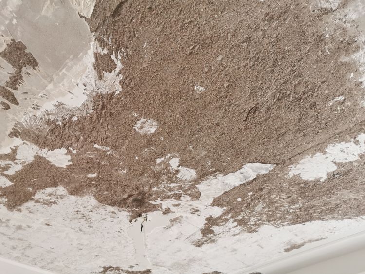 蓝光市北区蓝光黑钻公馆房顶轻轻一戳就掉渣 业主检测后发现水泥不达标