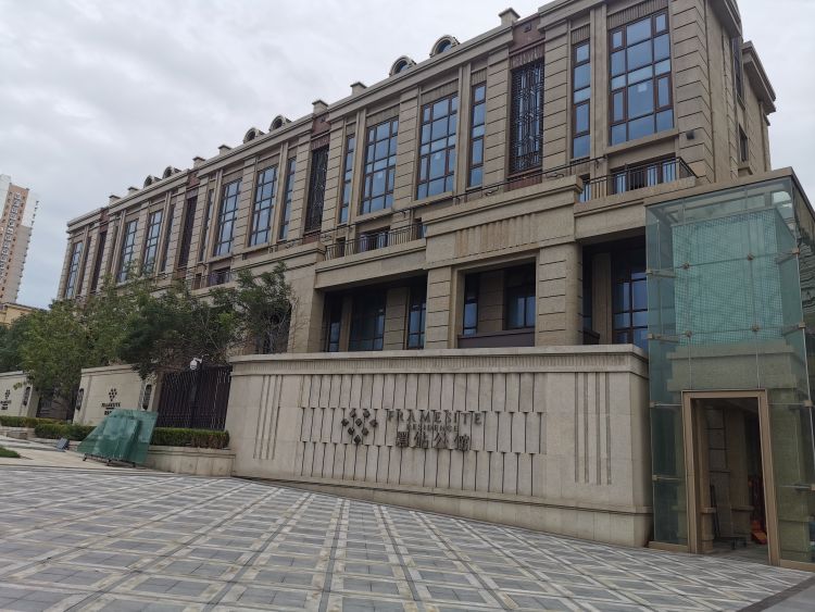 蓝光市北区蓝光黑钻公馆房顶轻轻一戳就掉渣 业主检测后发现水泥不达标