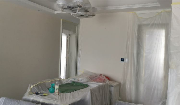 蓝光市北区蓝光黑钻公馆房顶轻轻一戳就掉渣 业主检测后发现水泥不达标