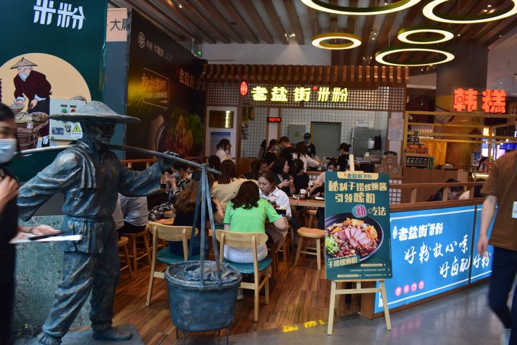 网红记者带您探访市北区新开业店铺 看看这些“逆风奔跑者”