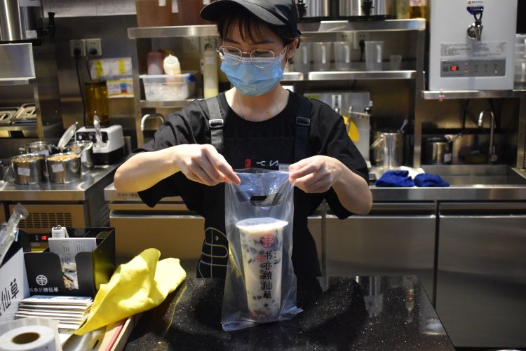 网红记者带您探访市北区新开业店铺 看看这些“逆风奔跑者”