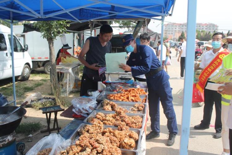 黄岛区青岛市黄岛区消防救援大队宣传“赶大集” 现场传播“防火经”