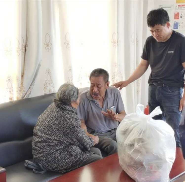救助站走失老人方言浓重老乡都听不懂 西海岸新区救助站三天帮她找到家人