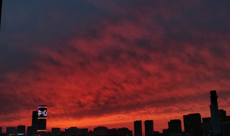 岛城6月15日傍晚青岛迎来红彤彤的晚霞 吸引不少市民拍照