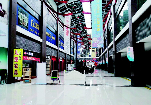 电梯停摆空调罢工 城阳月星家具生活广场冷清商户难安