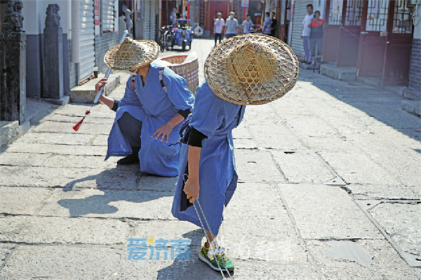 从武侠梦到做公益 济南父子俩“青衫斗笠”一年捡二三百斤垃圾