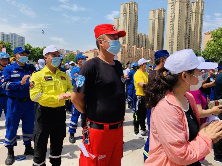 争做青岛市“安全宣传咨询日”活动启动 市民参与体验争做“急救达人”
