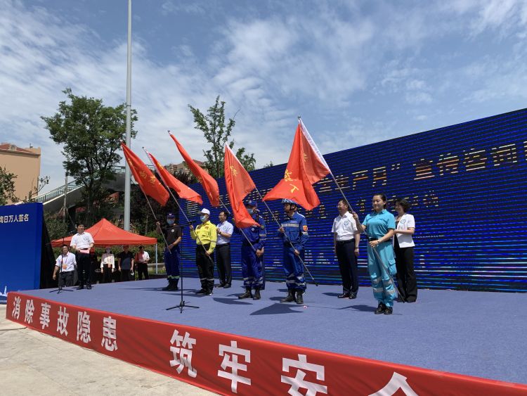 争做青岛市“安全宣传咨询日”活动启动 市民参与体验争做“急救达人”