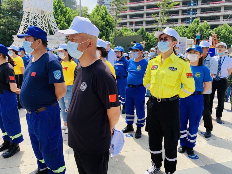 争做青岛市“安全宣传咨询日”活动启动 市民参与体验争做“急救达人”