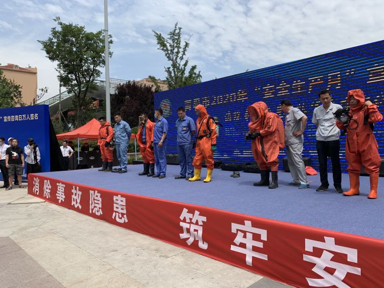 争做青岛市“安全宣传咨询日”活动启动 市民参与体验争做“急救达人”