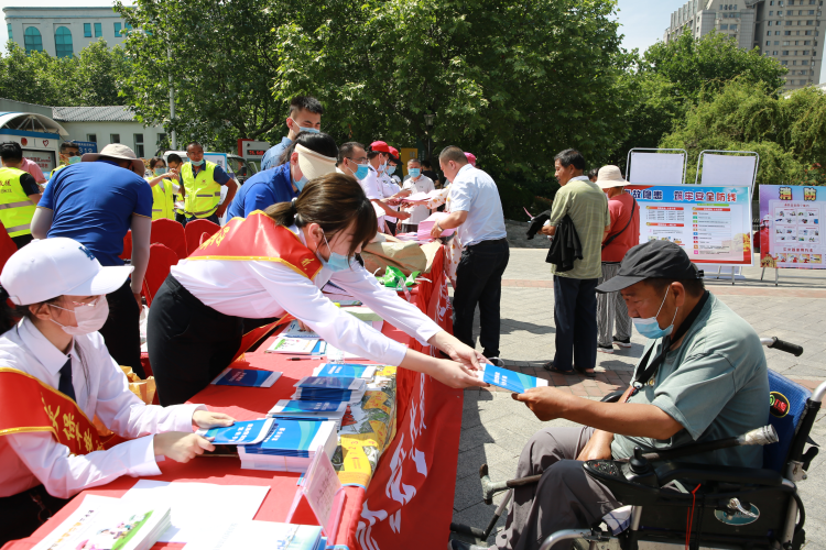 安全人人重视安全、参与安全 西海岸新区举行“安全宣传咨询日”活动