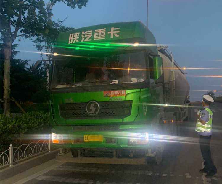 超载青岛开发区交警曝光5家运输公司 因货车超载被“点名”
