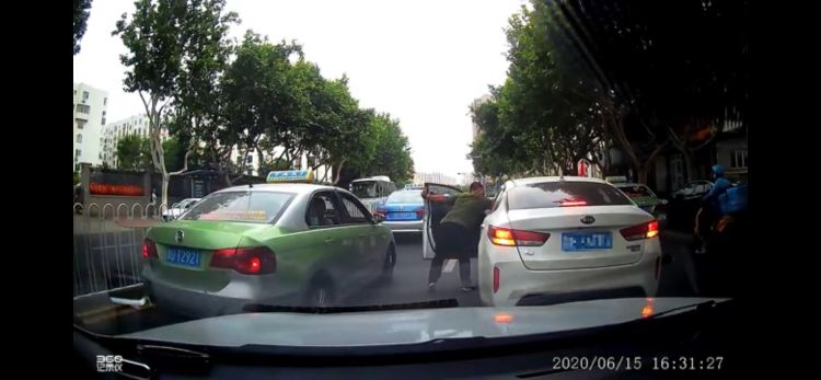 路怒李沧区：“路怒别车”危险上演 司机负全责还要被处罚