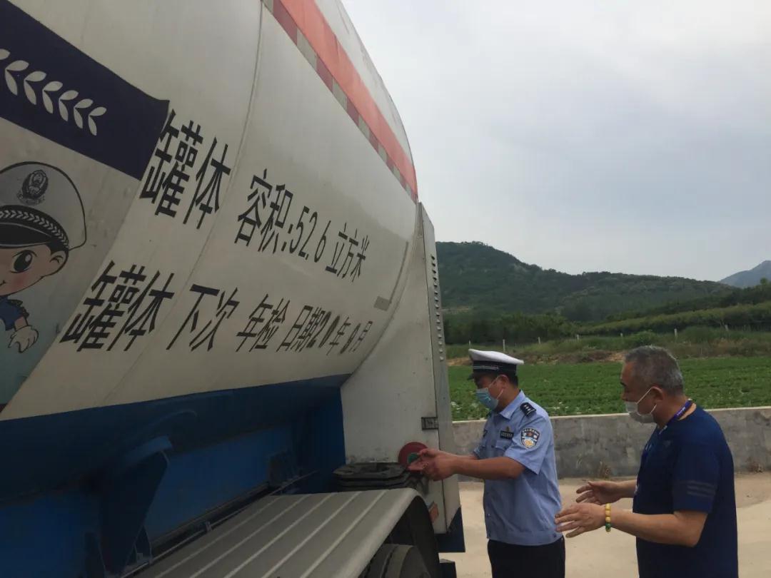 诸城交警开展危化品车辆隐患大排查大整治专项行动