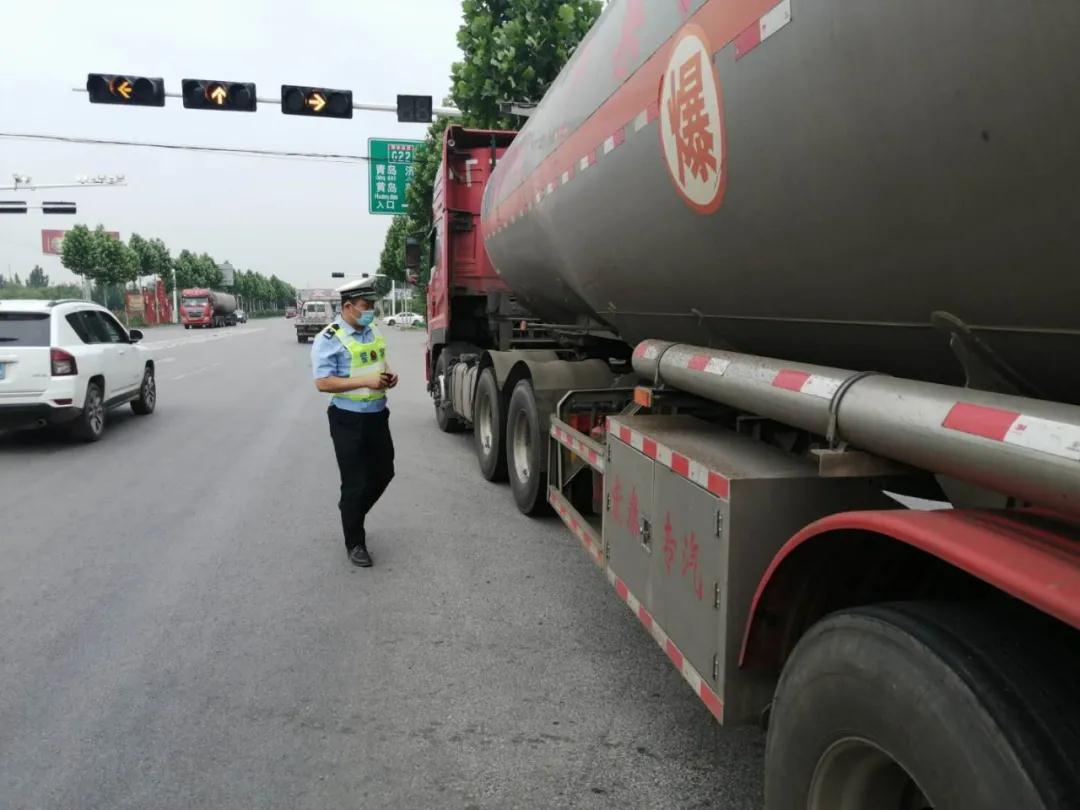 诸城交警开展危化品车辆隐患大排查大整治专项行动